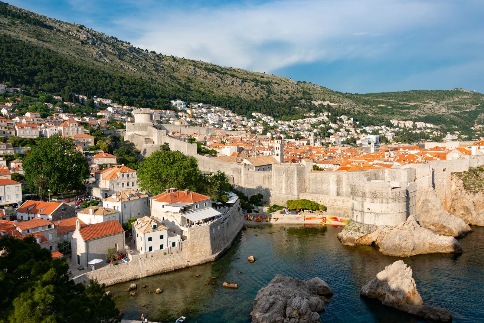 Die Mauern der Altstadt von Dubrovnik über dem Meer