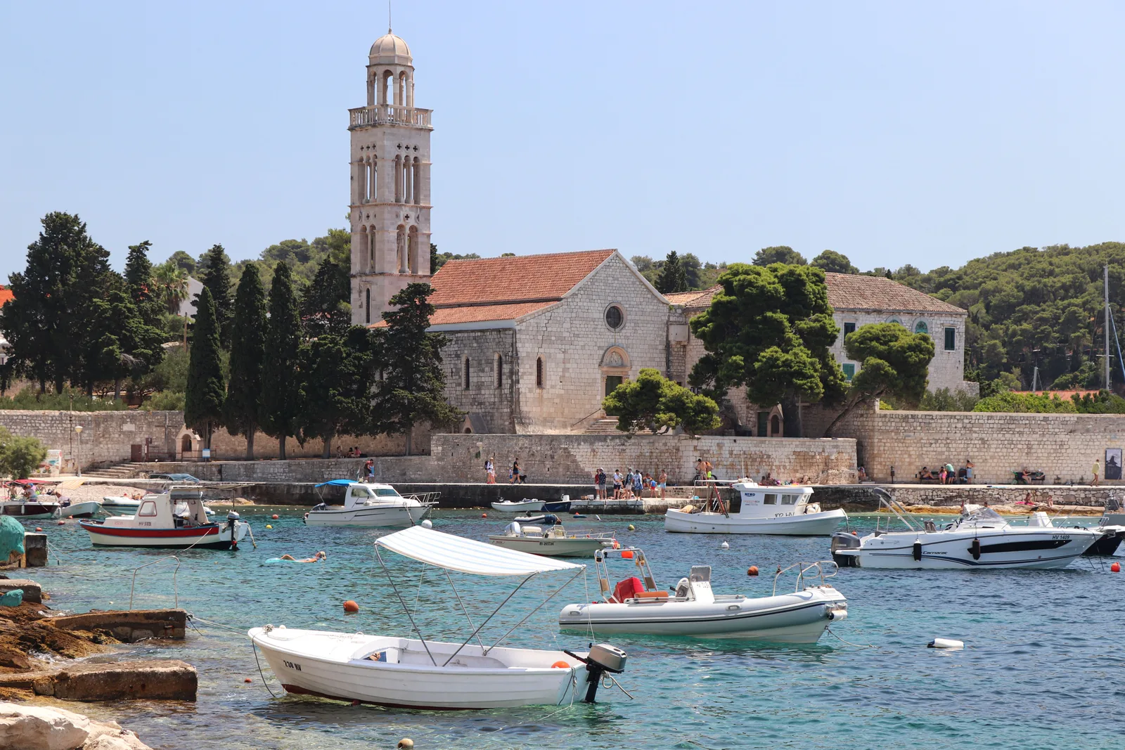 Boote unterhalb des Franziskanerklosters auf der Insel Hvar