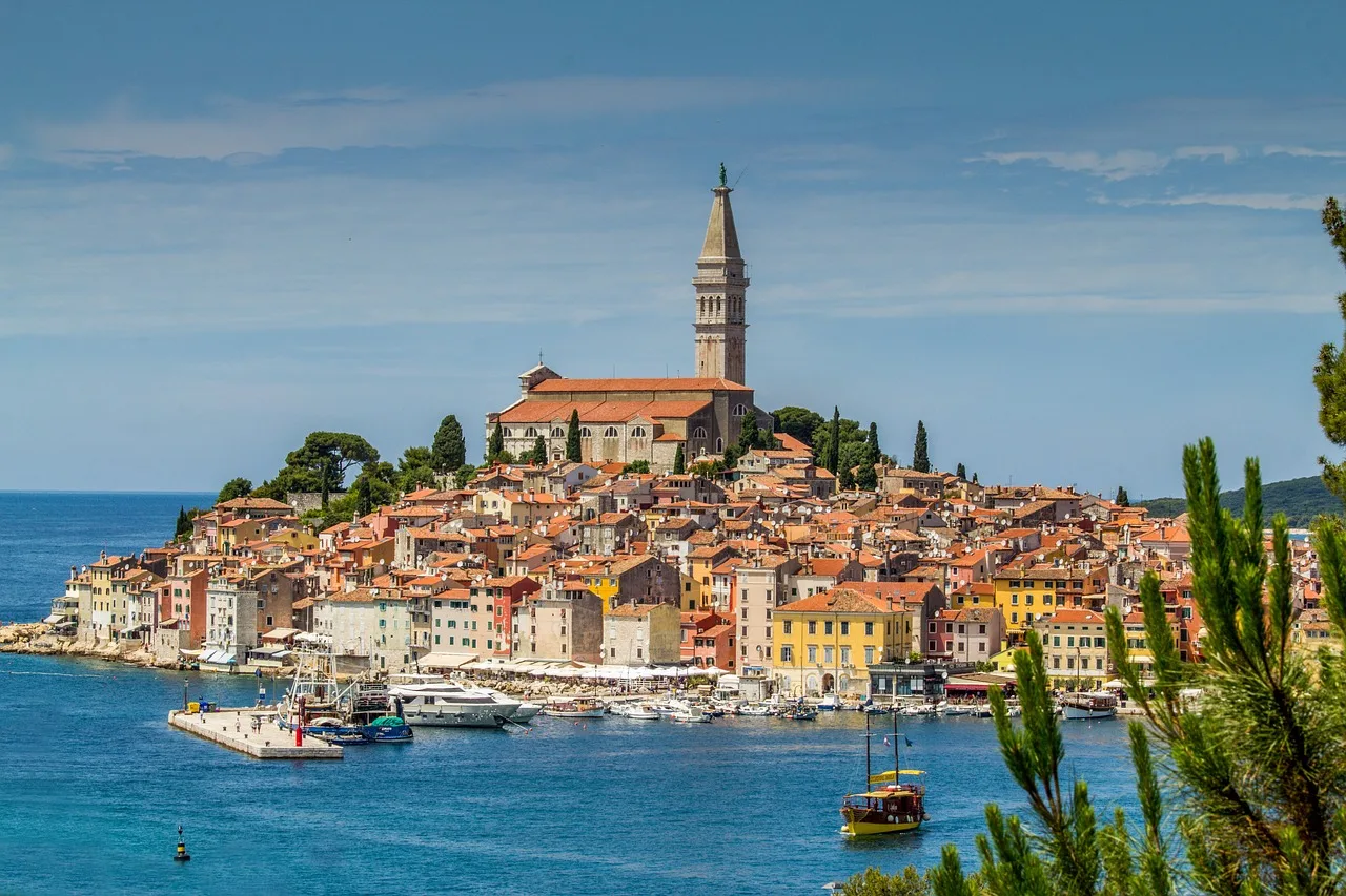 Die Altstadt von Rovinj mit ihrem Glockenturm über dem Hafen