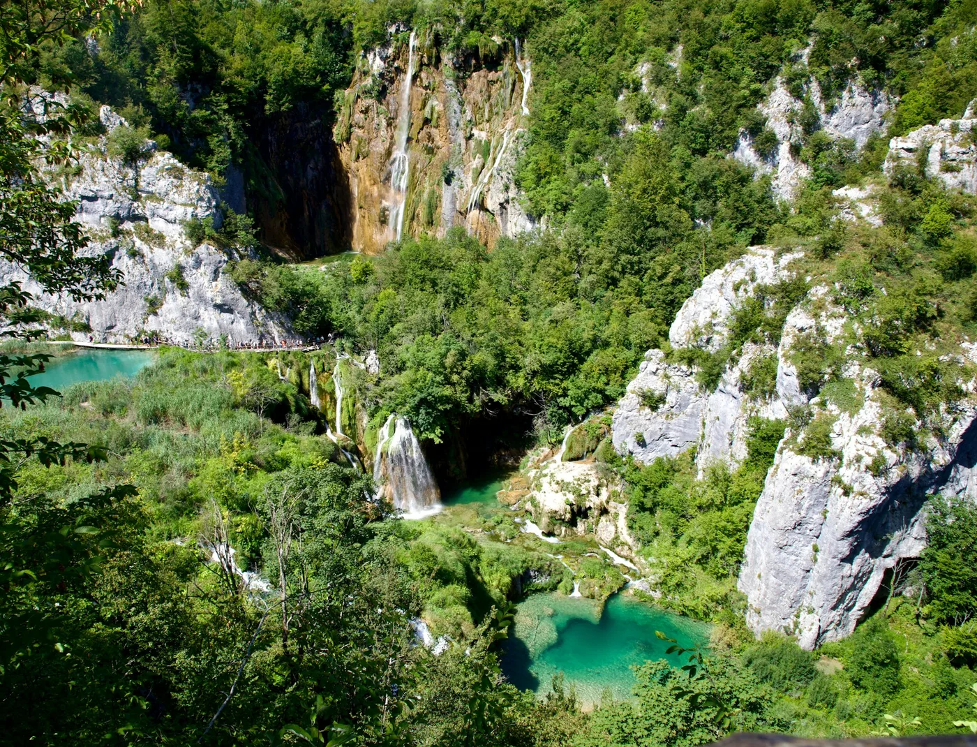 Türkisfarbene Seen und Wasserfälle in einem kroatischen Nationalpark