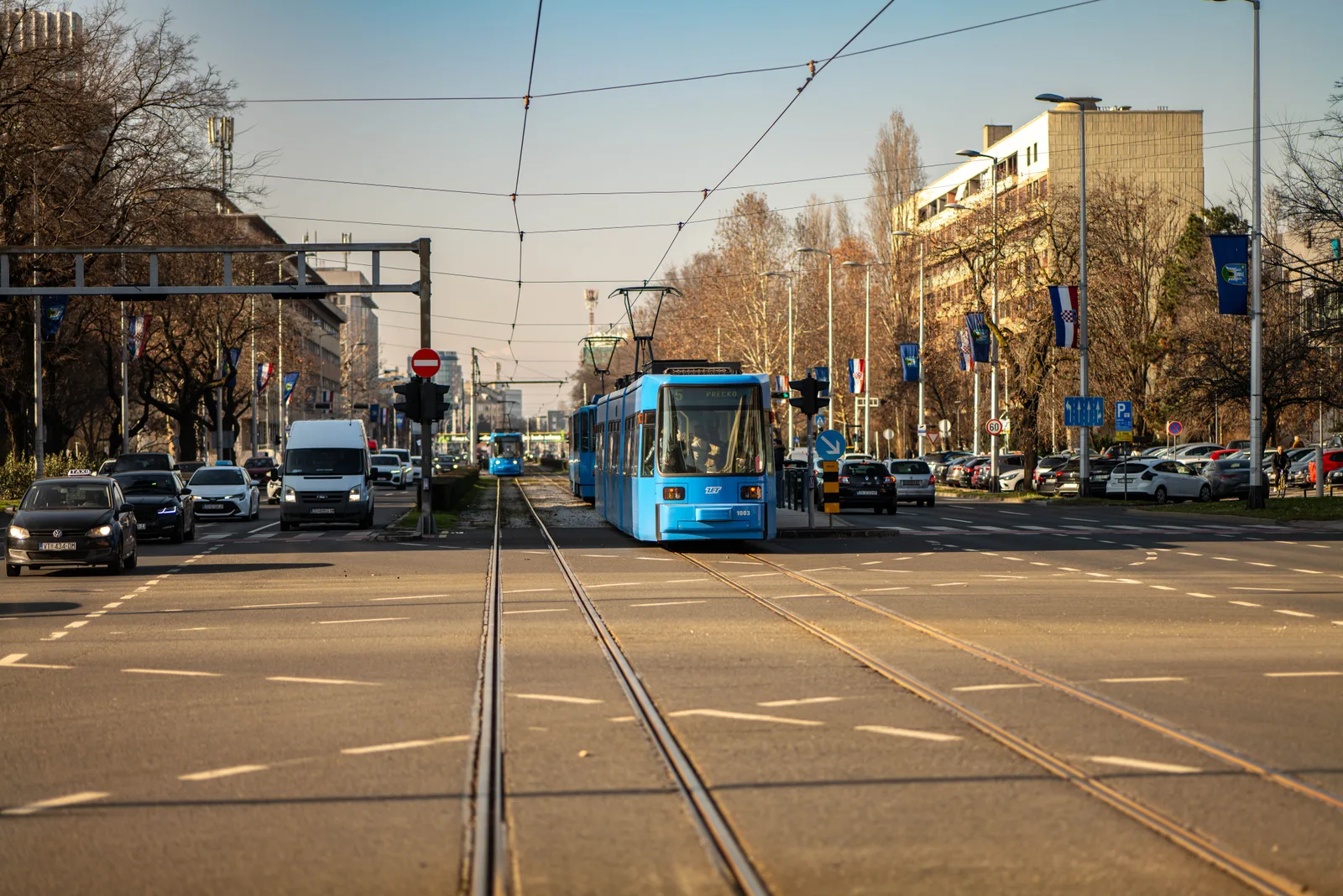 Un tranvía en un bulevar arbolado del centro de Zagreb